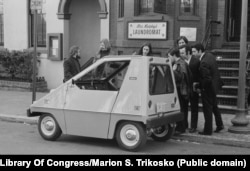 Толпа собирается вокруг CitiCar в Америке, февраль 1974 года. Производство 600-килограммового автомобиля началось в том же году, когда нефтяной кризис достиг пика. Всего было выпущено 4444 единицы, машину сняли с производства в 1977 году