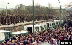 Жители Западного Берлина и пограничники из Восточного. 11 ноября 1989 года. Фото: Reuters