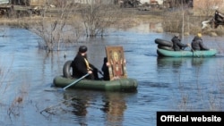 Участники крестного хода в селе Большие Уки в Омской области