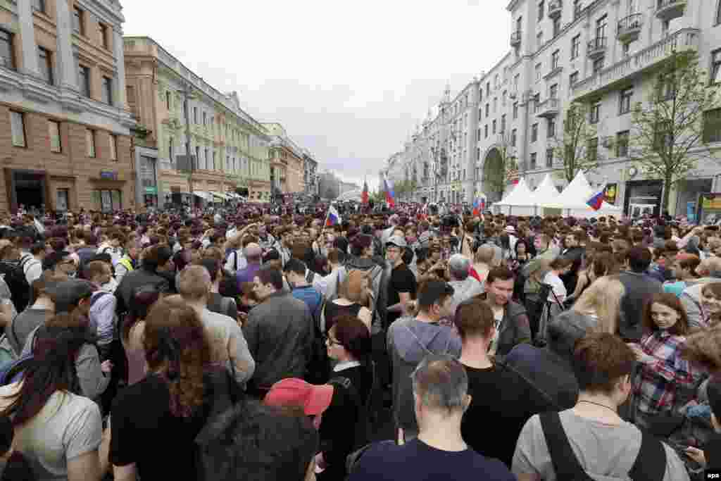 Участники митинга против коррупции собираются на Тверской улице в Москве. Накануне Алексей Навальный отказался от проведения митинга на проспекте Сахарова и призвал сторонников выйти на Тверскую, где были запланированы &quot;народные гуляния&quot; с реконструкторами